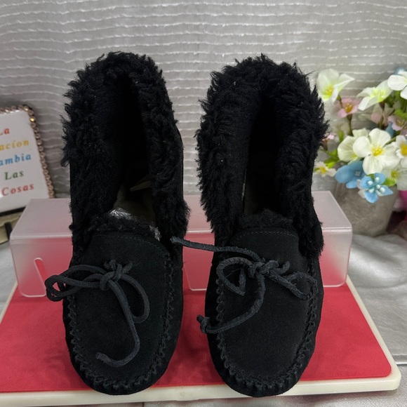 (K1) UGG ALENA Children's Moccasin Black Suede Slippers Youth Size 2 - Picture 2 of 11